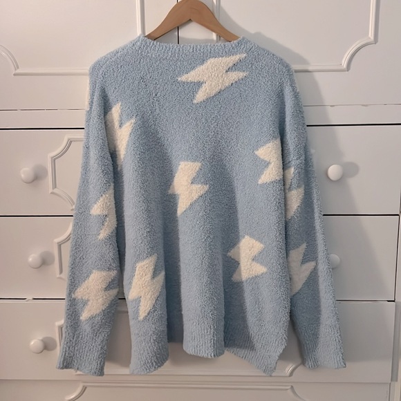 NWT Fuzzy Sweater Size Medium - Picture 7 of 7